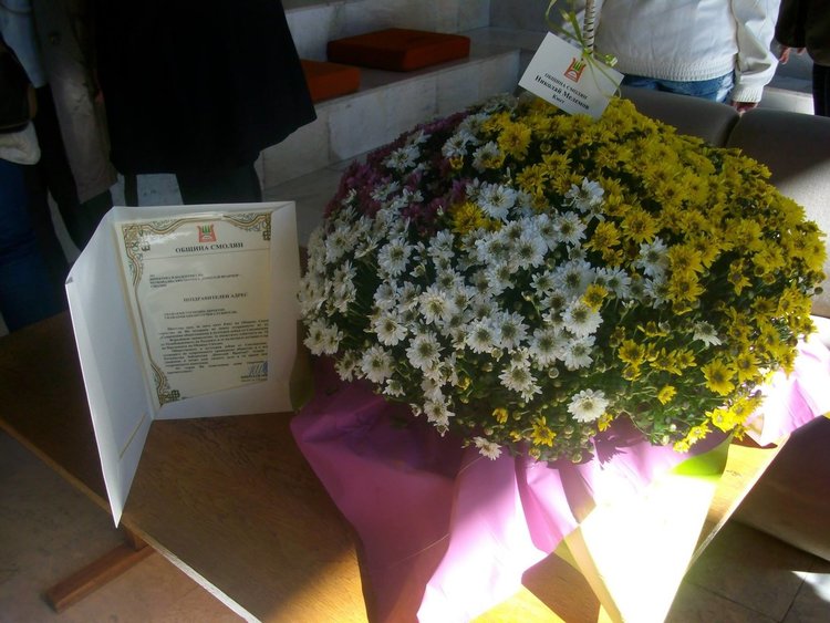 Откриха изложба за изявени родопчани в библиотеката в Смолян