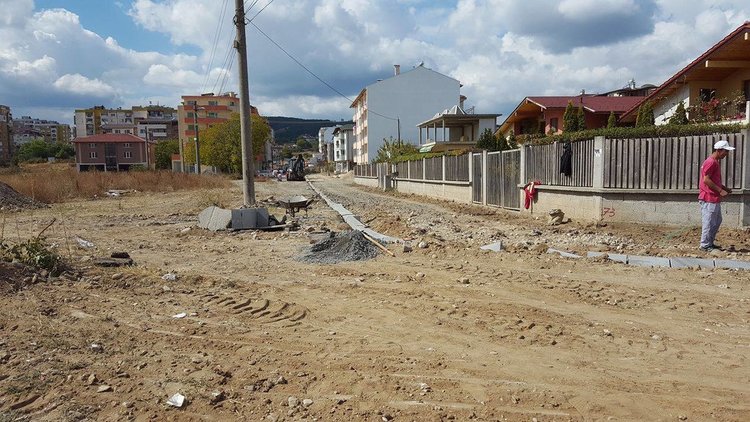 Общината прави тротоар за 50 бона,спестява газенето на кърджалийци в калта