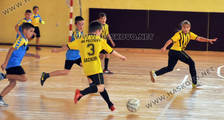 Три момичета подсилиха футболисти в турнир в зала Спартак