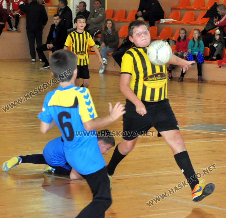 Три момичета подсилиха футболисти в турнир в зала Спартак