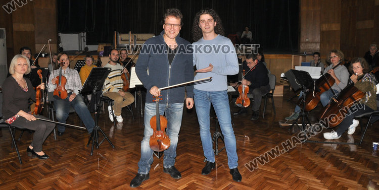 Веско Ешкинази и диригентът на  Камерния струнен оркестър на Хасково Цанислав Петков 