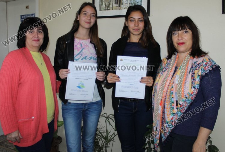 Двете момичета с ръководителите на проекта Лиляна Чакърова и Таня Ганева