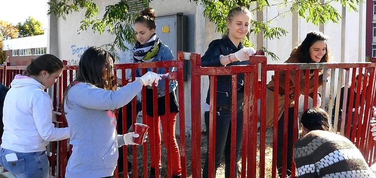 Ученици боядисаха оградата на новата гимназия