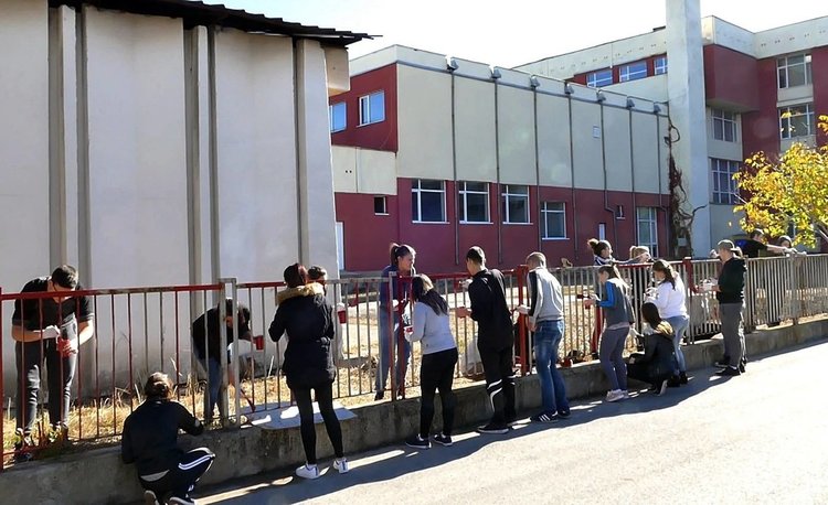 Ученици боядисаха оградата на новата гимназия
