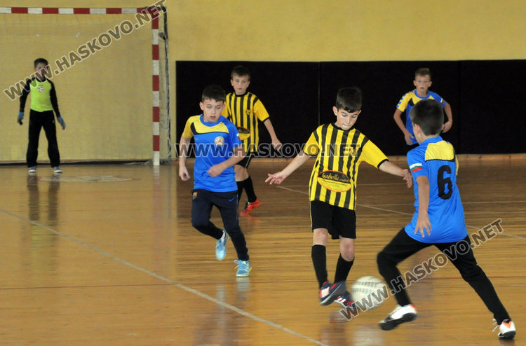 Три момичета подсилиха футболисти в турнир в зала Спартак