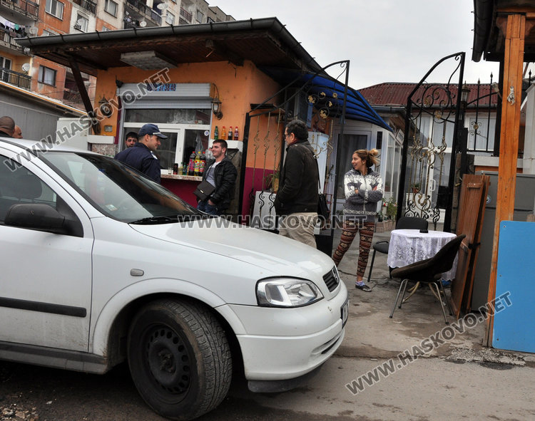 Полицаи тарашат „Република“ за безакцизни цигари
