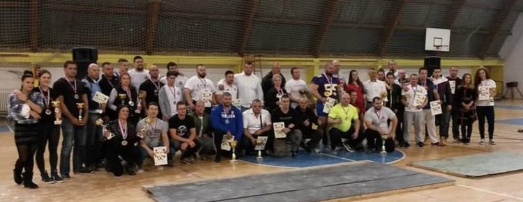 Атина Ташева от "Славейков" със златен медал по силов трибой