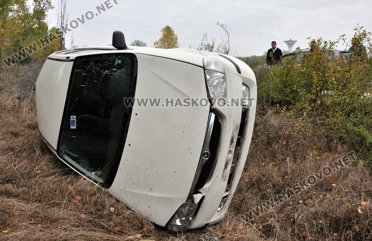 23-годишна се обърна с Мазда в канавка край Хасково
