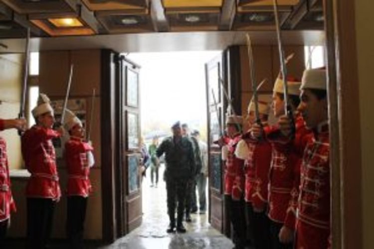 Младите гвардейци от Езиковата гимназия в Кърджали разплакаха ветерани от военновъздушните сили в Пловдив