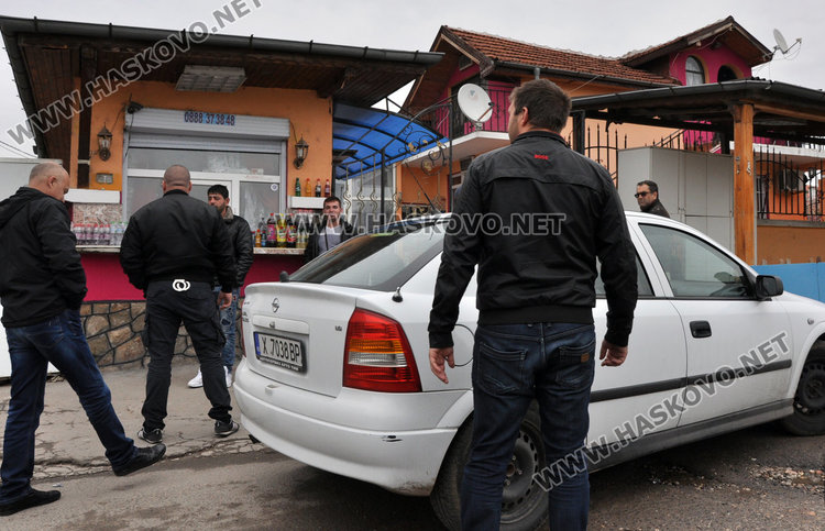 Полицаи тарашат „Република“ за безакцизни цигари