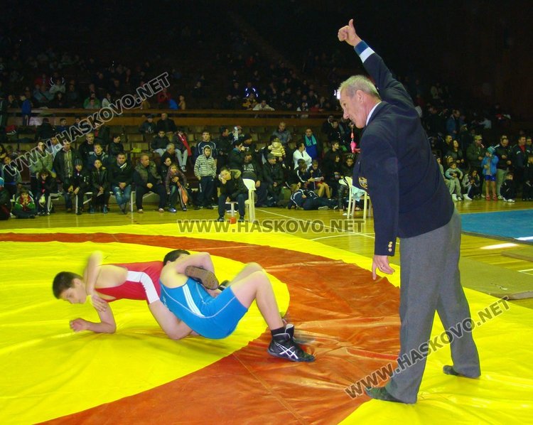 За поредна година финансово стимулирани ще бъдат и двама изявени възпитаници на Спортен клуб по борба