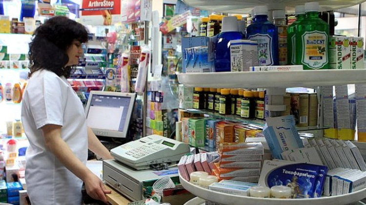 Задължават аптеки да работят през нощта