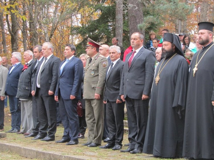 Смолян се поклони пред подвига на героите на Родопската Шипка, честванията завършват с празнична заря 