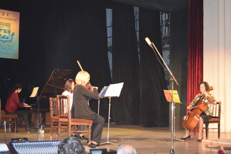         Празничен концерт събра кърджалийци за Деня на Кърджали