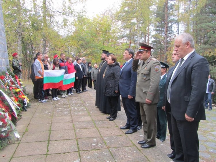 Смолян се поклони пред подвига на героите на Родопската Шипка, честванията завършват с празнична заря 
