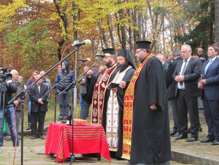 Смолян се поклони пред подвига на героите на Родопската Шипка, честванията завършват с празнична заря 