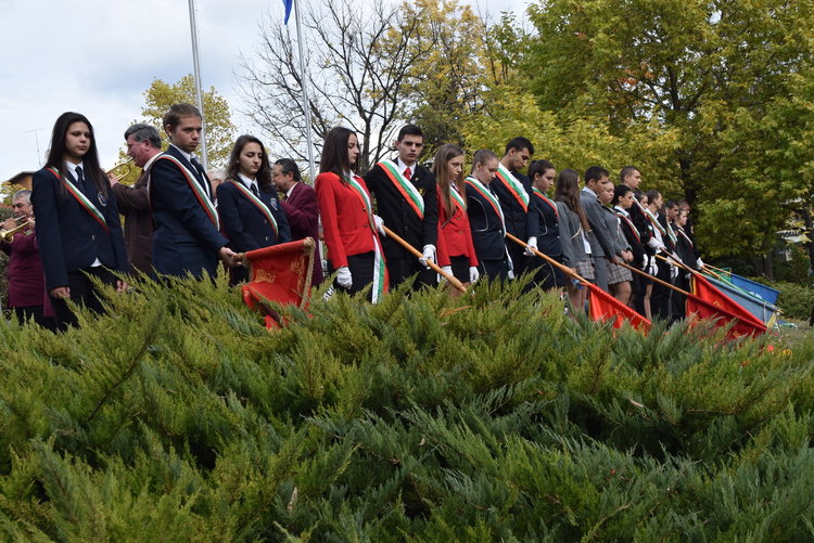Стотици венци и букети цветя за Освободителите на Кърджали