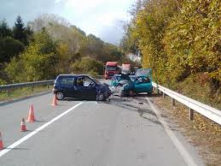 Жена загина, 3-ма мъже ранени при челен удар