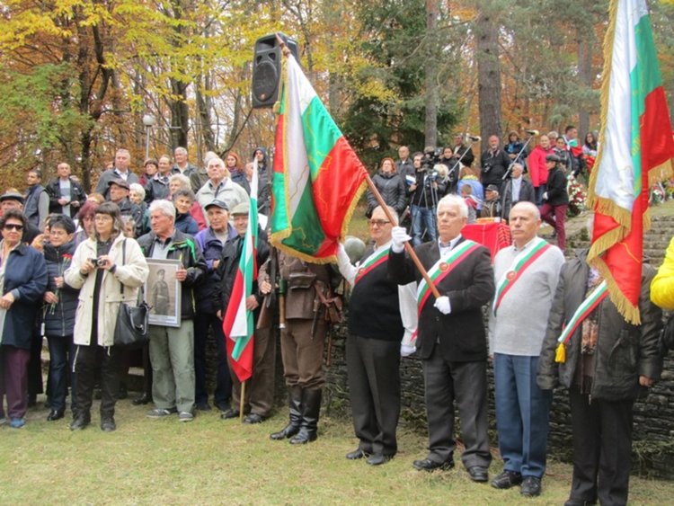Смолян се поклони пред подвига на героите на Родопската Шипка, честванията завършват с празнична заря 