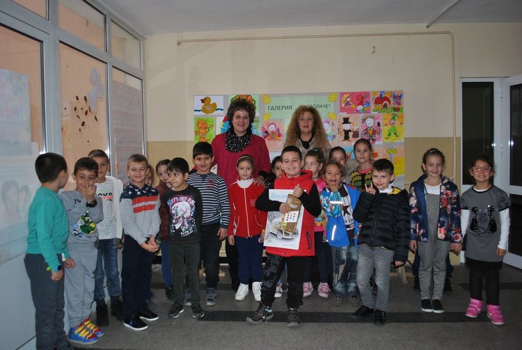 Първокласник подреди изложба в ОУ "П.Славейков"