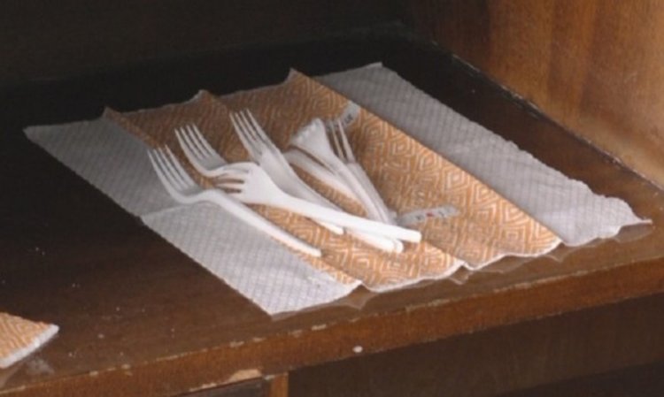 Ученици хапват многократно с... еднократни прибори!