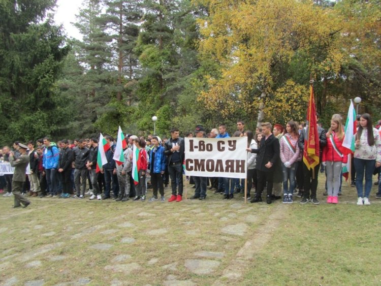Смолян се поклони пред подвига на героите на Родопската Шипка, честванията завършват с празнична заря 