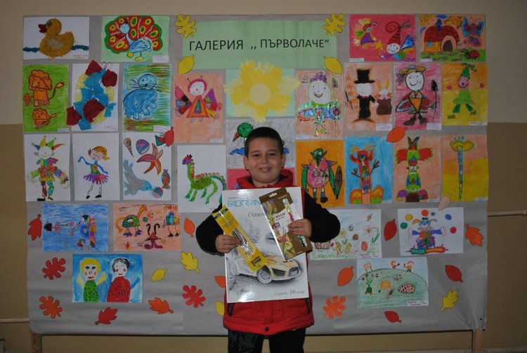 Първокласникът Димитър Тумбалов до своите творби