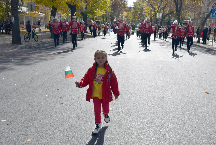 Стотици венци и букети цветя за Освободителите на Кърджали
