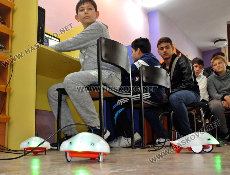 Димитровградската библиотека донесе финч роботи при хасковските деца