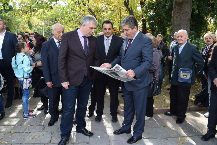 Ивайло Калфин се поклони на паметниците на освободителите,поздрави кърджалийци и кмета за празника на града