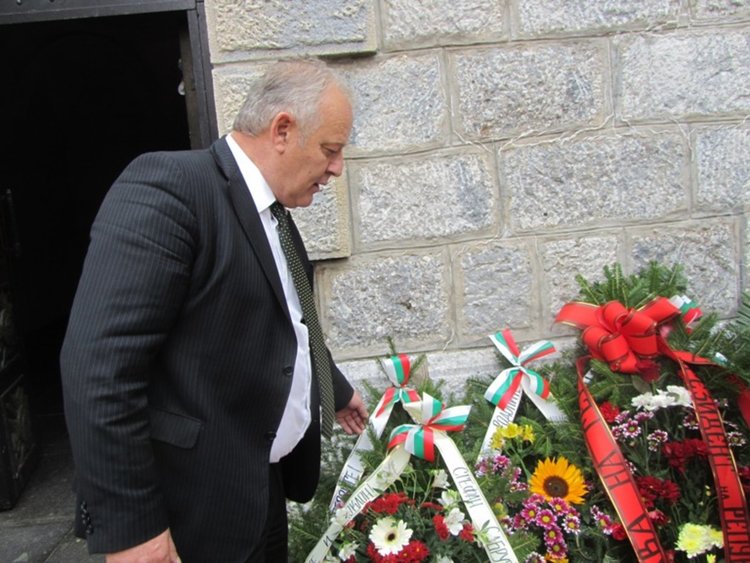 Смолян се поклони пред подвига на героите на Родопската Шипка, честванията завършват с празнична заря 