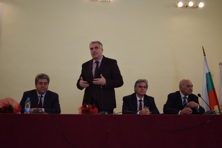 Ивайло Калфин се поклони на паметниците на освободителите,поздрави кърджалийци и кмета за празника на града