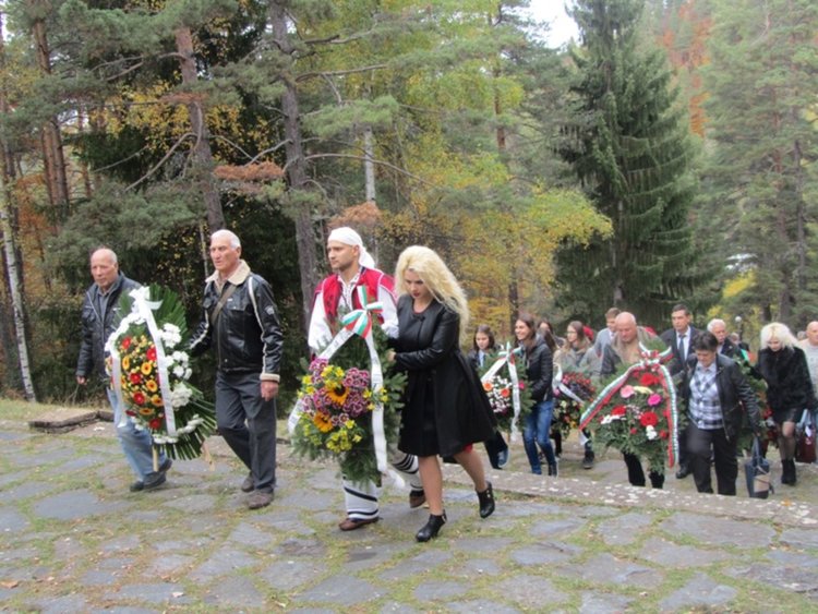 Смолян се поклони пред подвига на героите на Родопската Шипка, честванията завършват с празнична заря 