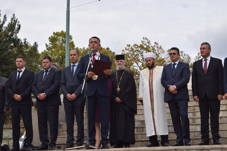 Стотици венци и букети цветя за Освободителите на Кърджали