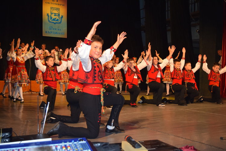         Празничен концерт събра кърджалийци за Деня на Кърджали