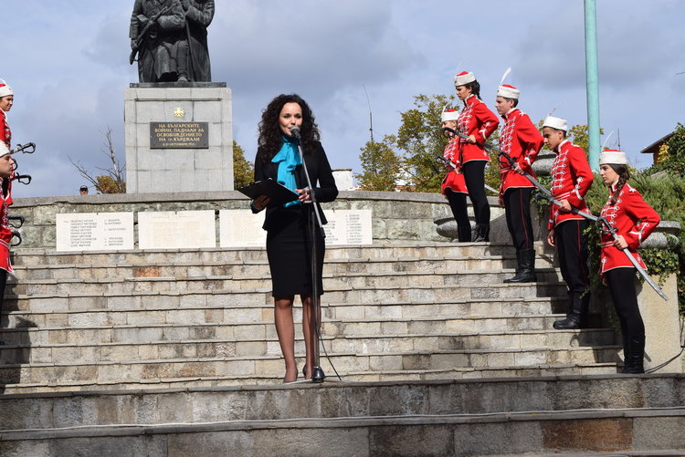 Стотици венци и букети цветя за Освободителите на Кърджали