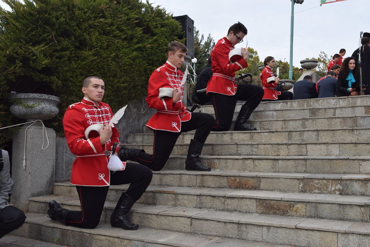 Стотици венци и букети цветя за Освободителите на Кърджали