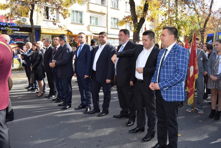 Стотици венци и букети цветя за Освободителите на Кърджали