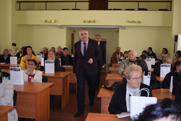 Ивайло Калфин се поклони на паметниците на освободителите,поздрави кърджалийци и кмета за празника на града