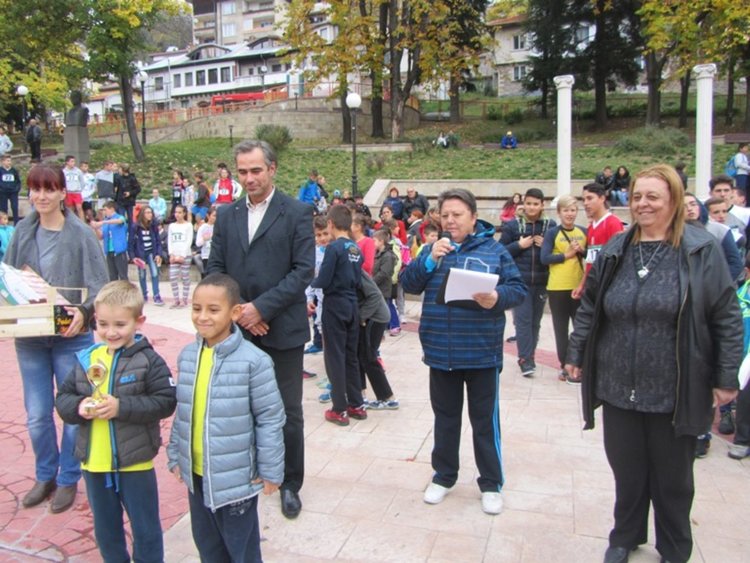 500 деца от смолянските училища пробягаха трасето от площад "България" до площад "Свобода"