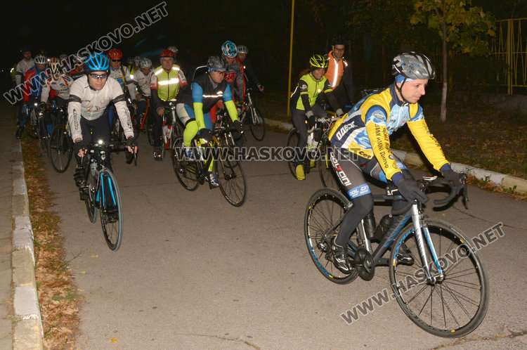 54 колоездачи въртят педали в 208-километров бревет