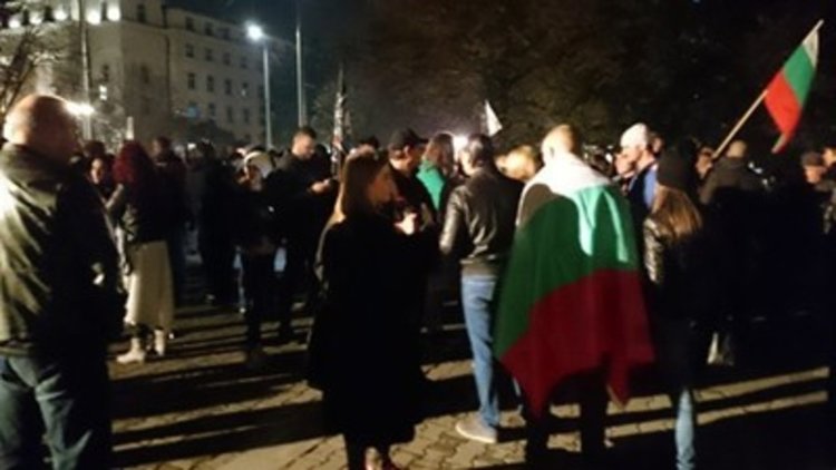 Гайди, песни, знамена – протестът мирен, но твърд: Пришълците вън!