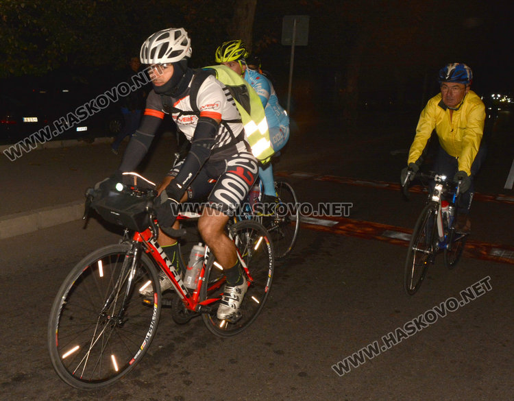 54 колоездачи въртят педали в 208-километров бревет