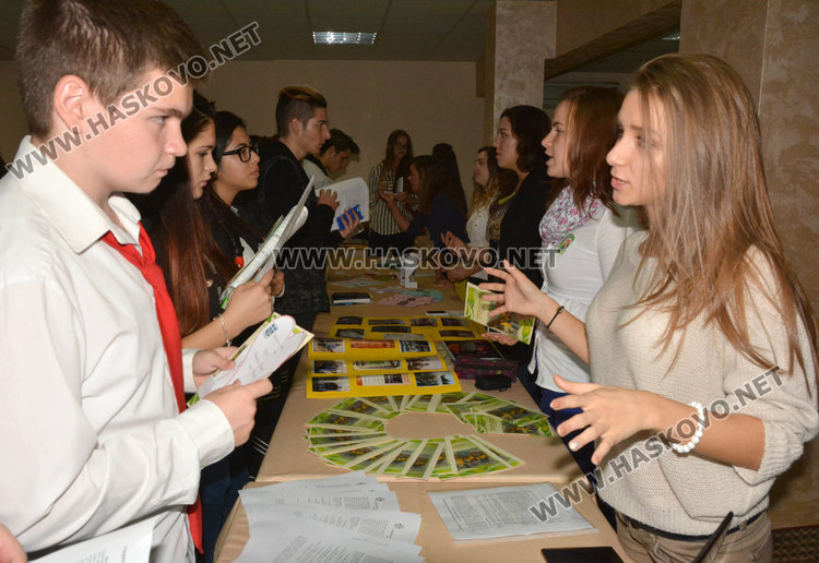 Ученици от цялата страна обменят опит в Хасково