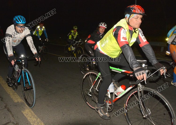 54 колоездачи въртят педали в 208-километров бревет