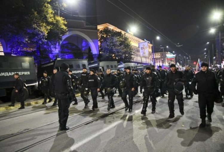 Гайди, песни, знамена – протестът мирен, но твърд: Пришълците вън!