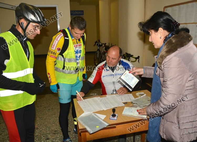 54 колоездачи въртят педали в 208-километров бревет