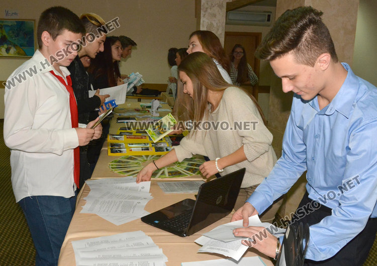 Ученици от цялата страна обменят опит в Хасково