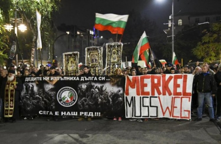 Гайди, песни, знамена – протестът мирен, но твърд: Пришълците вън!