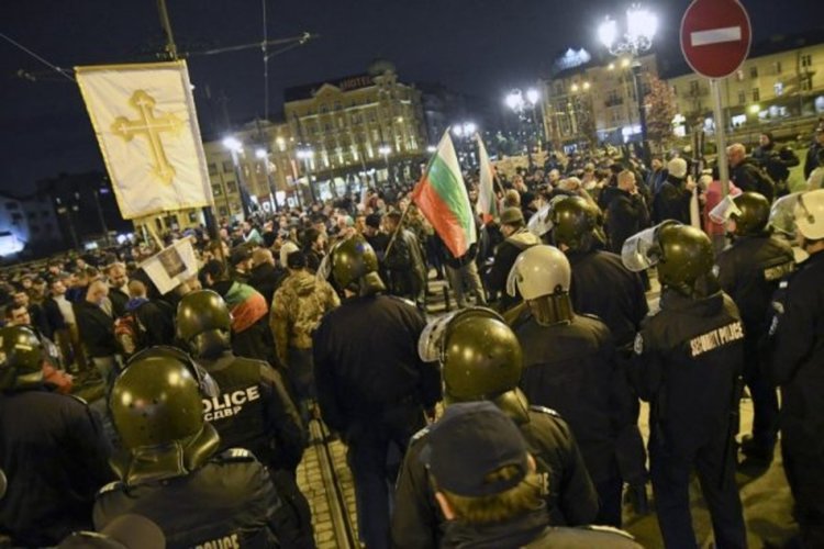 Гайди, песни, знамена – протестът мирен, но твърд: Пришълците вън!